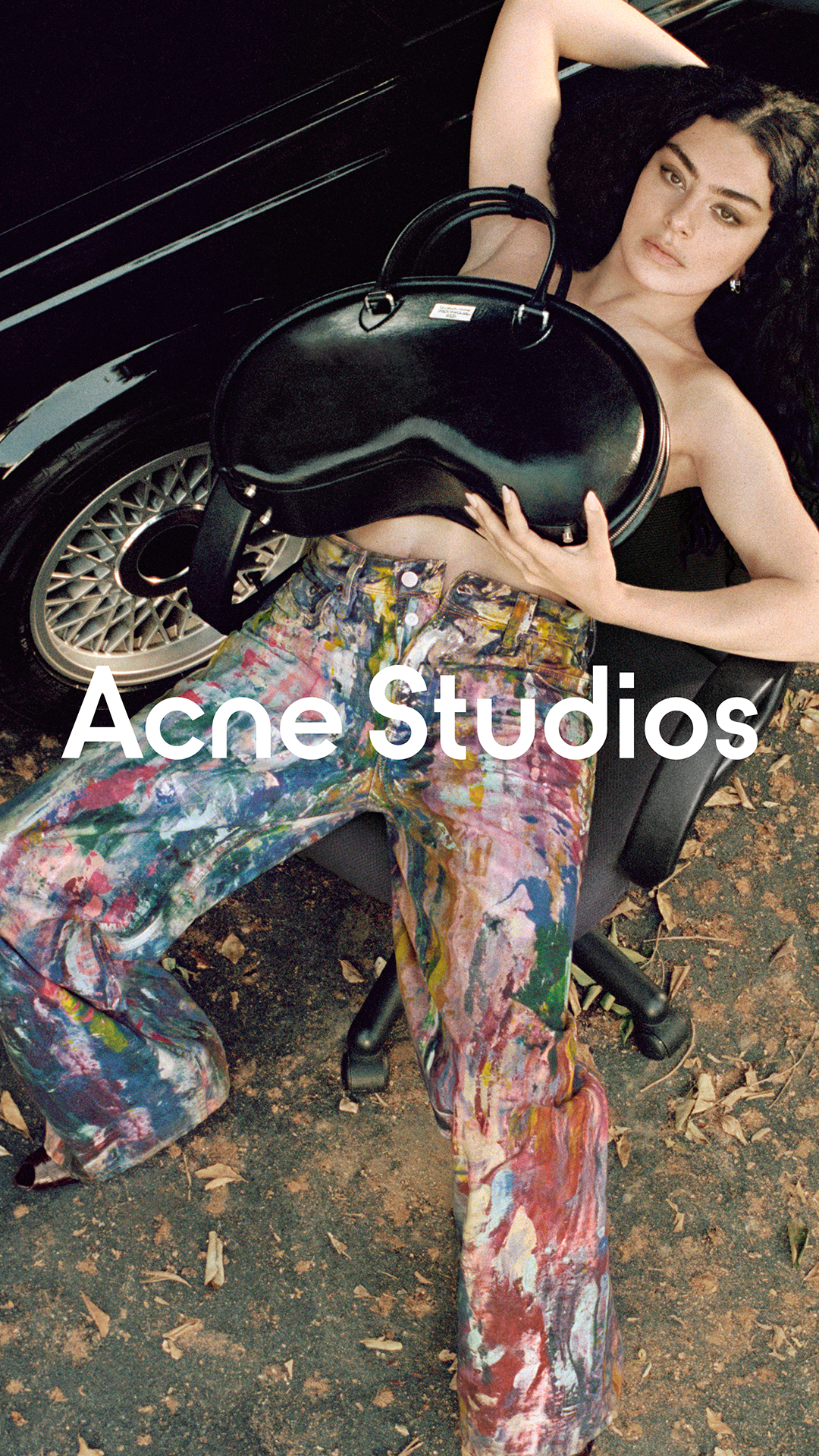 아크네 스튜디오가 아티스트 찰리 XCX와 함께한 캠페인을 공개했다.